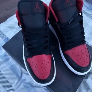 Jordan Men's Black and Red Athletic Sneakers